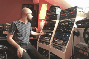 Formation Mixage et Mastering Audio Lyon 3 CFS|M Center – CPF AFDAS France Travail Pro Tools Logic Ableton Live Formateur du CFSM Center à Lyon enseignant le mixage et le mastering audio sur Pro Tools et Logic Pro dans un studio professionnel.